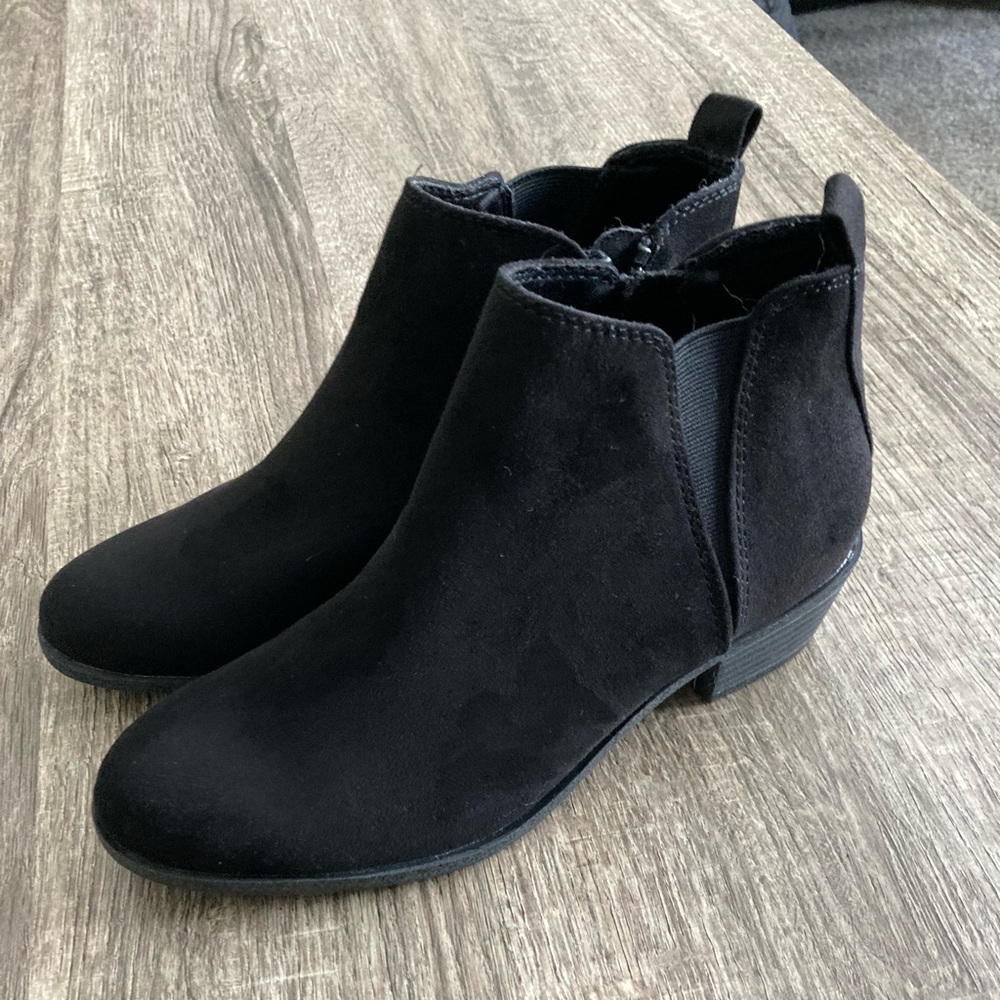 SO zip up ankle boots size 7.5